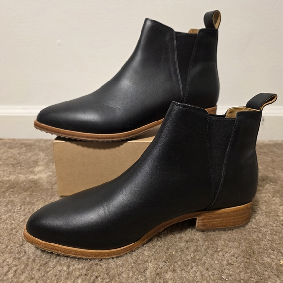 Nisolo Black Leather Eva Everyday Chelsea Boot - Picture 2 of 9